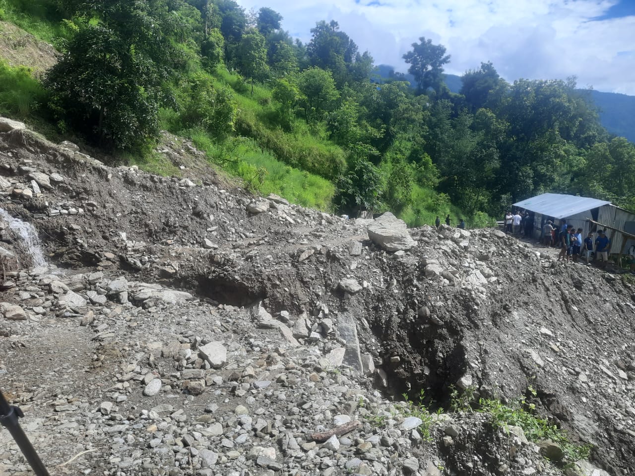 उत्तरी धादिङको दामन पाख्रीन मार्गमा सडक अवरुद्ध, आवतजावतमा स्थानीयलाई समस्या